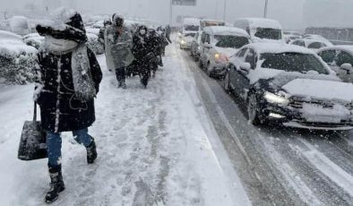 İstanbul’a lapa lapa kar geliyor! Canlı yayında tarih verildi