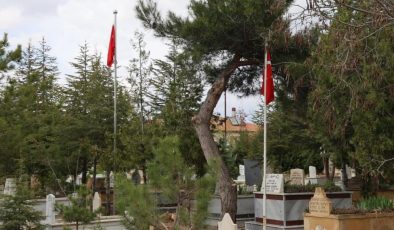 Şehit mezarlarında ‘Türk bayrağı yok’ iddiası yalan çıktı